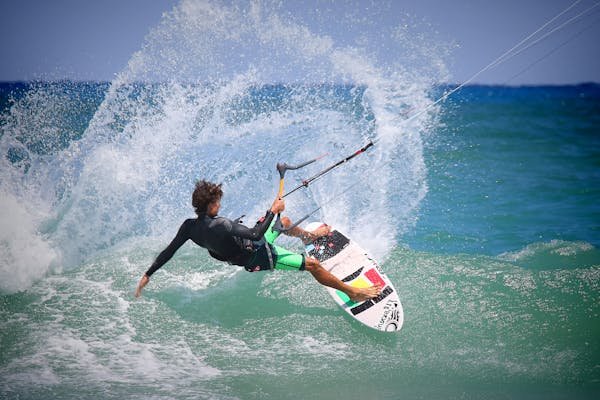 Test matériel de kitesurf : les incontournables à connaître